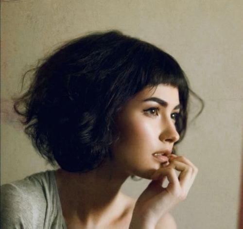 Модные стрижки для вьющихся волос 2019. Красивые стрижки на средние кудрявые волосы 2019-2020 – идеальная длина для непослушных кудряшек 23