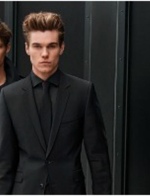 В черной рубашке и в джинсах. 10 универсальных сочетаний джинсов с рубашкой для стильного гардероба 08