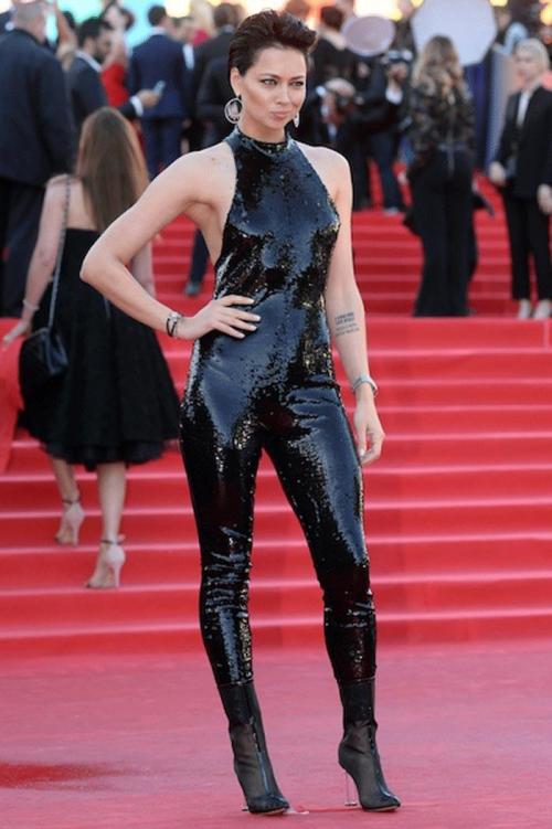 Нелепые наряды российских звезд. Костюм пчеловода, Арлекин и другие нелепые наряды российских звёзд 2020 года 04 Нелепые наряды российских звезд. Костюм пчеловода, Арлекин и другие нелепые наряды российских звёзд 2020 года 04