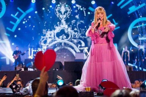 Нелепые наряды российских звезд. Костюм пчеловода, Арлекин и другие нелепые наряды российских звёзд 2020 года 05 Нелепые наряды российских звезд. Костюм пчеловода, Арлекин и другие нелепые наряды российских звёзд 2020 года 05