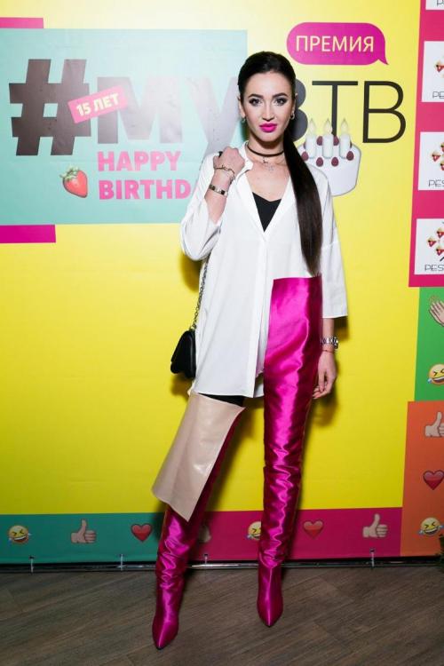 Нелепые наряды российских звезд. Костюм пчеловода, Арлекин и другие нелепые наряды российских звёзд 2020 года 06 Нелепые наряды российских звезд. Костюм пчеловода, Арлекин и другие нелепые наряды российских звёзд 2020 года 06