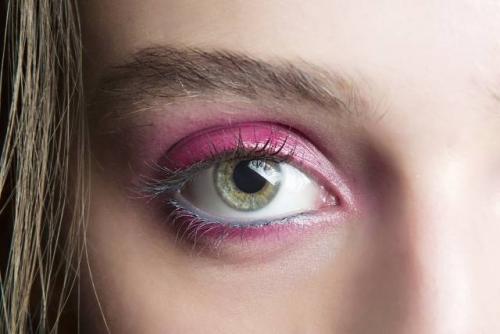 Как с помощью макияжа убрать нависшее веко. Макияж для нависшего века: главные правила