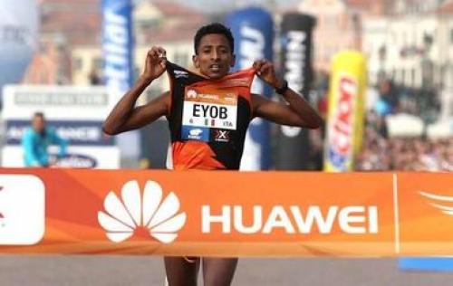 Нелепые наряды российских звезд. Костюм пчеловода, Арлекин и другие нелепые наряды российских звёзд 2020 года