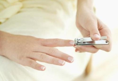 Когда лучше стричь ногти к деньгам. Маникюр по лунному календарю