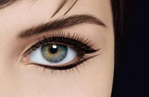 Как подвести глаза жидкой подводкой. Разновидности подводок для глаз