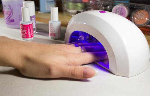 Стоимость маникюра гель-лаком. Сколько в среднем стоит маникюр гель лаком в салоне?