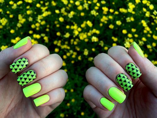 Дизайн ногтей с неоновыми пигментами. Дизайн ногтей с цветными пигментами: идеи маникюра