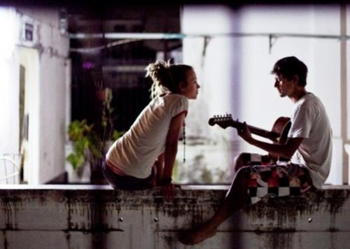 Мальчики хвалятся силой девочки маникюром. Будьте всегда в Настроении