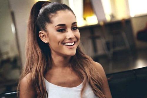 Маникюр арианы гранде. Макияж Арианы Гранде: создаем образ звезды Бродвея