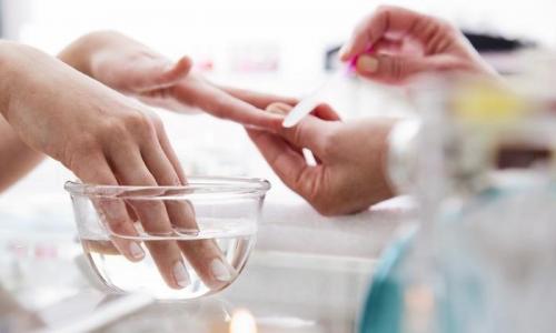 Эксперты рассказали, что нельзя делать с ногтями перед походом на маникюр