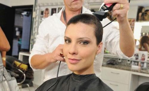 Из длинных волос в короткую стрижку. Короткие волосы без стрижки: узнай, как! 18 Из длинных волос в короткую стрижку. Короткие волосы без стрижки: узнай, как! 18