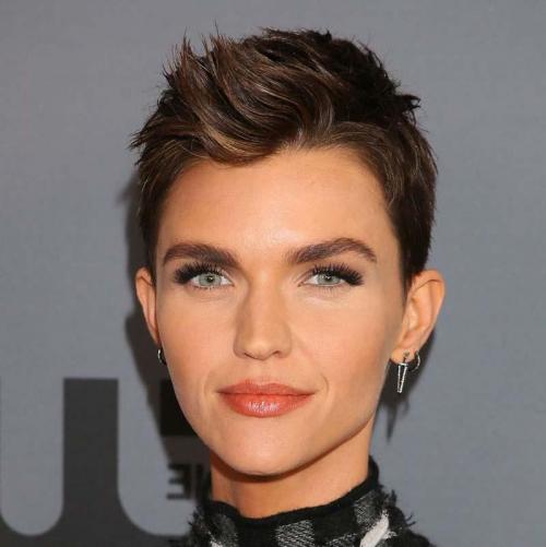 Из длинных волос в короткую стрижку. Короткие волосы без стрижки: узнай, как! 21 Из длинных волос в короткую стрижку. Короткие волосы без стрижки: узнай, как! 21