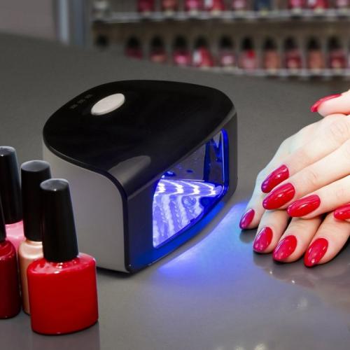 Покрытие гель-лаком для начинающих пошагово. Как сделать ногти гель-лаком в домашних условиях? Необходимые инструменты, пошаговая инструкция нанесения, снятие покрытия. Советы по выполнению маникюра