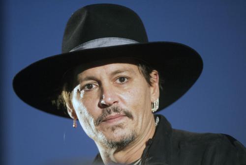 Звезды которые не улыбаются. Звезды-несмеяны: 10 знаменитостей, которые не улыбаются на фото