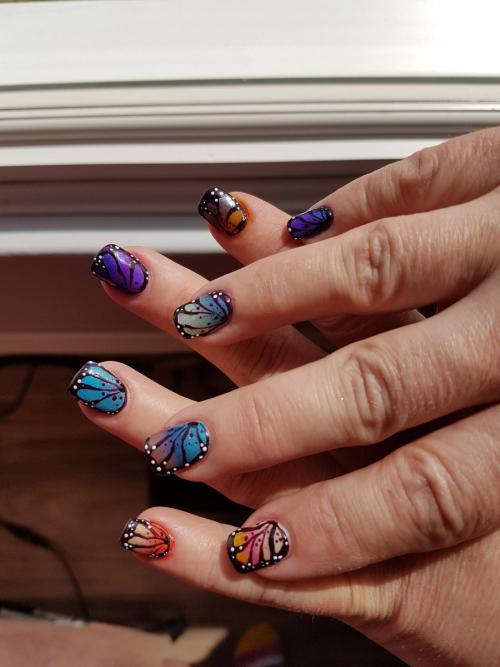 Маникюр френч с бабочками. Идеи маникюра