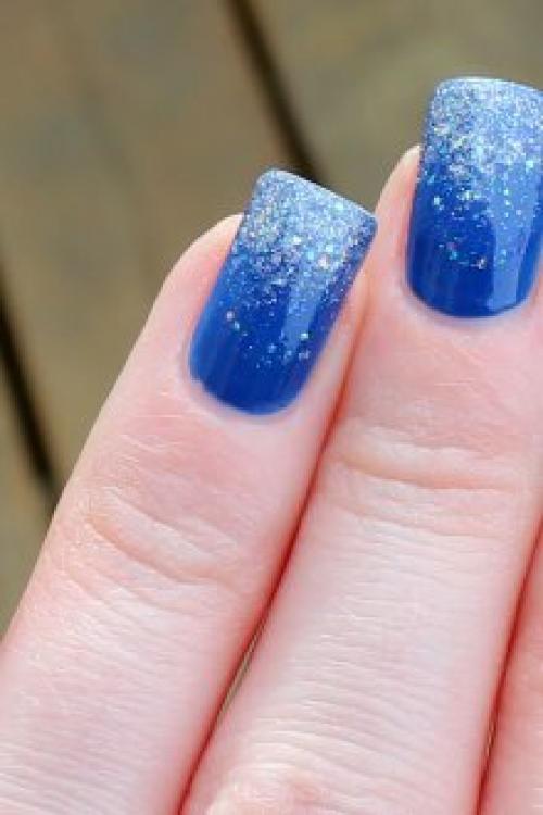 Синий маникюр с блестками. Маникюр с декором и рисунком Уникальность синего лака в том, что он сам выглядит очень изысканно и стильно, а также может выступать прекрасным фоном для любых декоративных элементов и рисунков. Очень красиво выглядят синие ногти, украшенные: