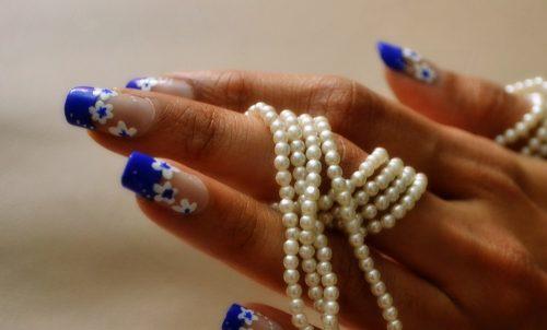 Маникюр белый с синим. Маникюр с синим лаком: фото-идеи дизайна в синих тонах 2019-2020 16