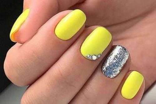 Дизайн ногтей с серебристым гель лаком. Модные тенденции