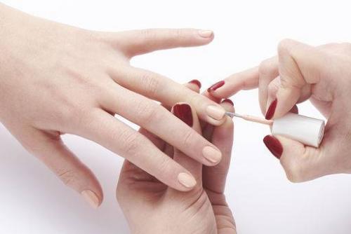 Красные ногти с белым. Как сделать красно-белый маникюр пошагово?