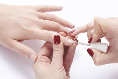 Красные ногти с белым. Как сделать красно-белый маникюр пошагово?