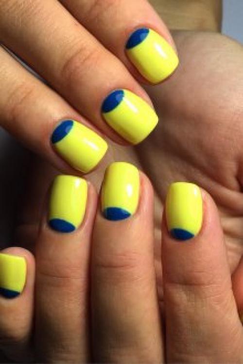 Синий маникюр с блестками. Маникюр с декором и рисунком Уникальность синего лака в том, что он сам выглядит очень изысканно и стильно, а также может выступать прекрасным фоном для любых декоративных элементов и рисунков. Очень красиво выглядят синие ногти, украшенные: