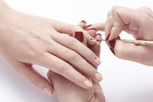 Красные ногти с белым. Как сделать красно-белый маникюр пошагово?