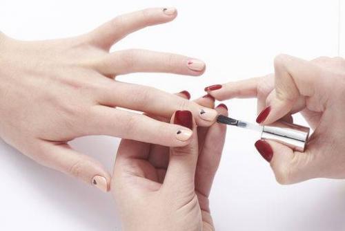 Красные ногти с белым. Как сделать красно-белый маникюр пошагово?