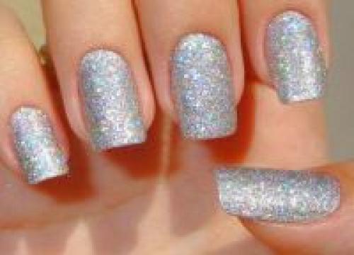 Маникюр к черному платью с пайетками. Маникюр под бежевое платье