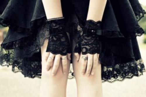 Маникюр на короткие ногти под черное платье. Маникюр под черное кружевное платье