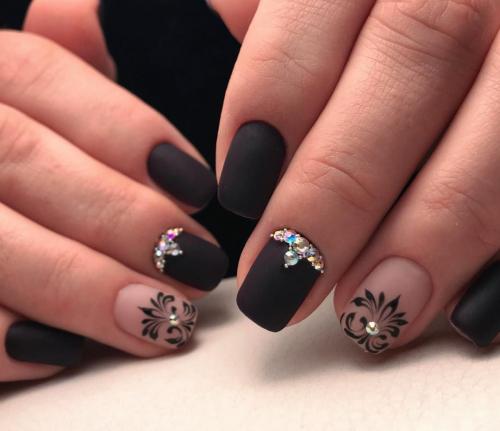 Черно бежевый матовый маникюр. Лучшие комбинации черного матового лака