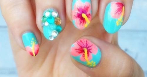 Красивый маникюр на море. Морской маникюр с тропическими цветами