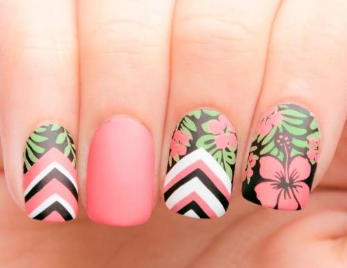 Красивый маникюр на море. Морской маникюр с тропическими цветами