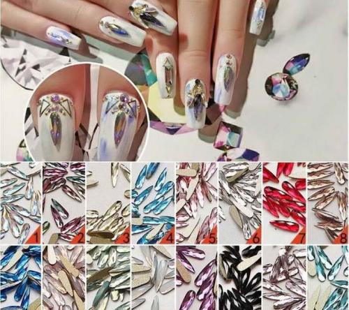 Красно белый маникюр со стразами. Особенности маникюра со стразами