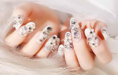 Красно белый маникюр со стразами. Особенности маникюра со стразами