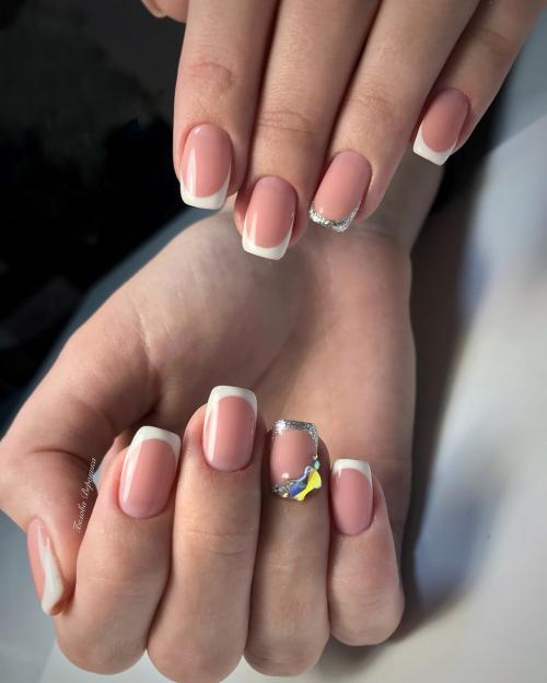 Черно розовый маникюр с блестками. Французский маникюр с блестками: где расположить декор