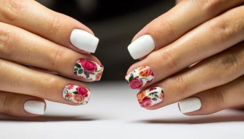 Красивый маникюр на море. Морской маникюр с тропическими цветами