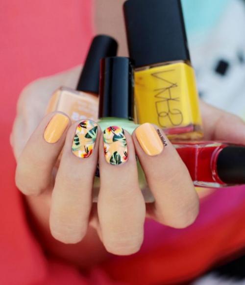 Красивый маникюр на море. Морской маникюр с тропическими цветами