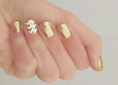 Дизайн ногтей красный с золотом. Золотистый маникюр