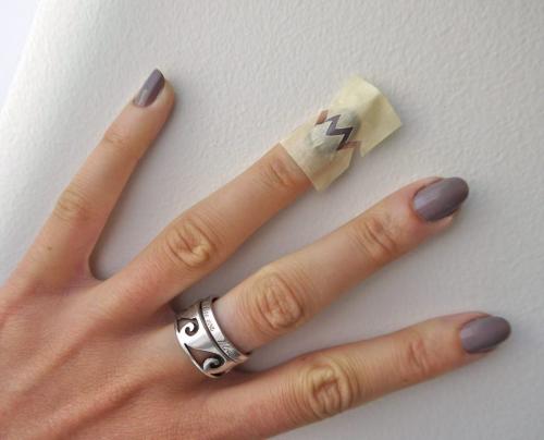 Геометрический маникюр гель лаком. «Помощники» в создании геометрического маникюра