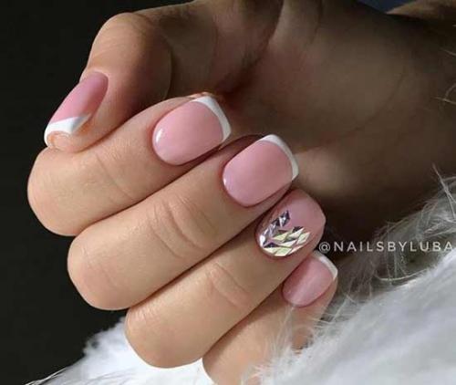 Маникюр акцент на безымянном пальце. Розовый маникюр с акцентом на безымянный палец: воплощение нежности