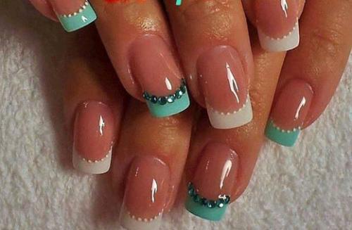 Нежный френч со стразами. Классический французский маникюр со стразами