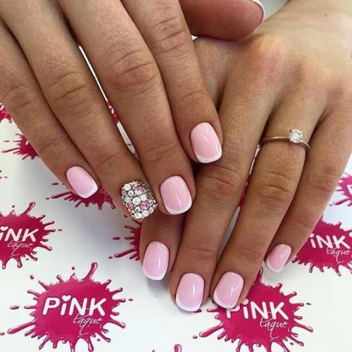 Маникюр акцент на безымянном пальце. Розовый маникюр с акцентом на безымянный палец: воплощение нежности