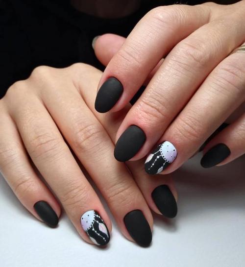 Матовый маникюр черный с бежевым. Лучшие комбинации черного матового лака