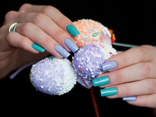 Маникюр с разными цветами на разных руках. Маникюр из двух цветов: 50 лучших идей