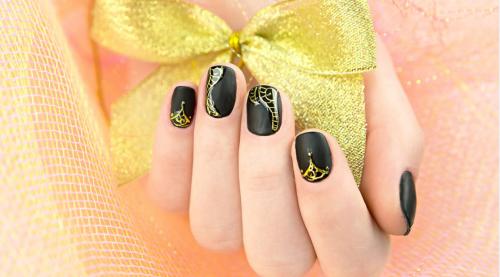 Черный матовый маникюр с золотом. Черно-золотой маникюр: фото самых лучших идей