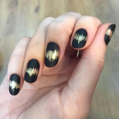 Черный матовый маникюр с золотом. Черно-золотой маникюр: фото самых лучших идей
