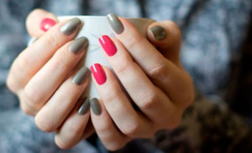 Маникюр с разными цветами на разных руках. Маникюр из двух цветов: 50 лучших идей