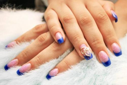 Какой маникюр подойдет к синему платью. Как подобрать цвет маникюра к синему платью?