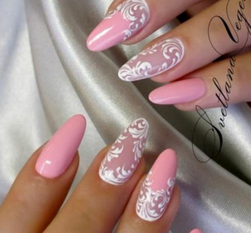 Маникюр нежно розовый с дизайном. Розовый маникюр с вензелями