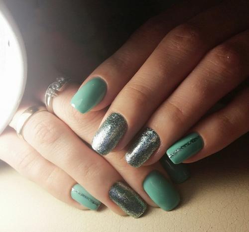 Маникюр к бирюзовому платью. Подходящий цвет маникюра под бирюзовое платье, сочетание цветов 09